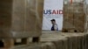 Foto Achiv: Yon neg pase bo kote bwat kes asistans imanite USAID nan yon depo nan Cucuta, Kolonbi, 21 Fevriye 2025.