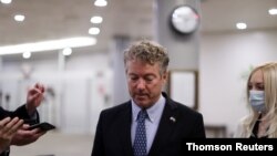 미국 공화당 소속 랜드 폴(가운데) 상원의원이 26일 기자들의 질문에 답하고 있다. 폴 의원은 이날 본회의장 발언을 통해, 도널드 트럼프 전 대통령에 대한 탄핵 심판이 '위헌'이라고 비판했다.