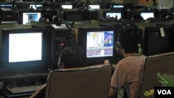 深圳一家网吧的夜客(资料照 美国之音张楠拍摄)