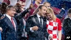 俄罗斯总统普京（左起）、法国总统马克龙和克罗地亚总统基塔洛维奇参加世界杯颁奖典礼。（2018年7月15日）