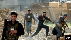 Pasukan keamanan Afghanistan dalam pertempuran dengan militan Taliban di Kabul hari Kamis (17/7). 