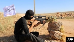 反政府武装自由叙利亚军的一名战士在练习射击。(2015年6月10号)