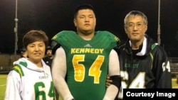 미식축구 특기생으로 전액장학금을 받고 헤일즈대학교에 진학하게 된 박민호 군(가운데)과 탈북자 출신 아버지 박명남 씨, 왼쪽은 어머니 .