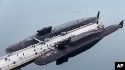 俄罗斯国防部发布的照片显示，俄海军弗拉基米尔王子号核潜艇与叶卡捷琳堡号核潜艇停泊在科拉半岛的一个俄海军基地。（2021年4月13日）