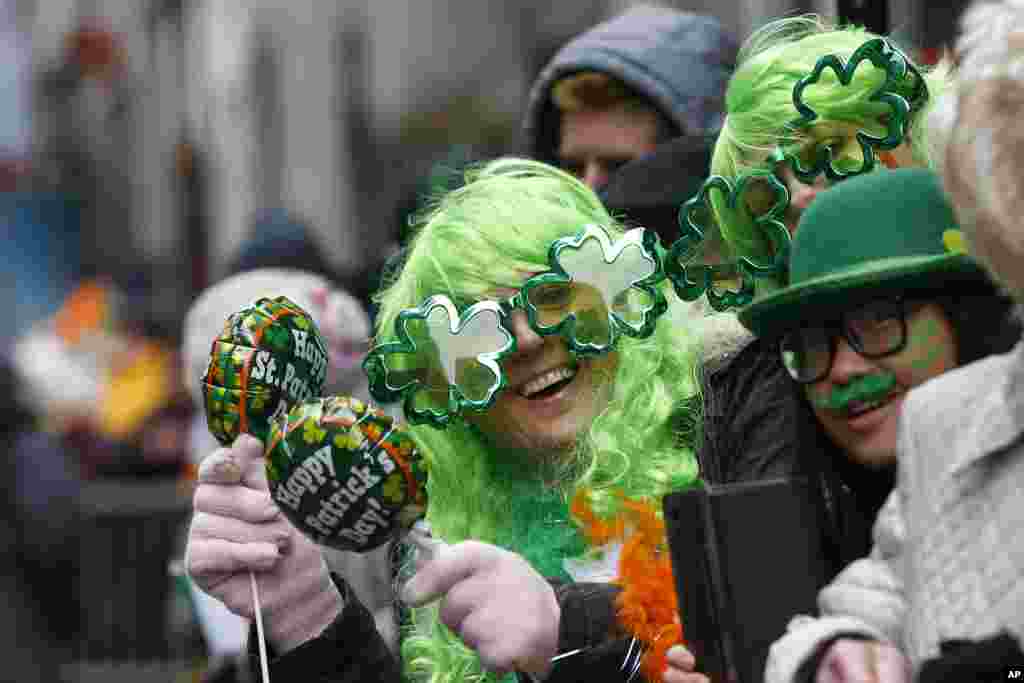 Warga berdiri di sepanjang jalan 5th Avenue pada parade hari St. Patrick&#39;s di kota New York.&nbsp;