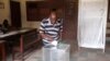 Un homme en train de voter dans un bureau de vote, à Brazzaville, au Congo, le dimanche 20 mars 2016. (Photo AP / John Bompengo)
