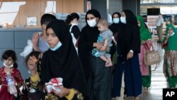 탈레반 점령을 피해 아프가니스탄을 탈출한 주민들이 24일 미국 워싱턴 인근 버지니아주 덜레스 공항에 도착했다.