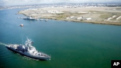 资料照：美国海军“斯托克代尔”号导弹驱逐舰离开加州的科罗纳多海军基地。(2016年1月20日)