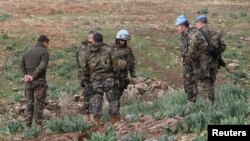 5일 이스라엘 군이 헤즈볼라의 공격에 대응해 포격을 가한 가운데, 유엔 평화유지군이 이스라엘과 레바논 국경지역에서 이스라엘 군의 포탄이 떨어진 지점을 수색하고 있다.