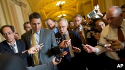 سناتور هری رید، رهبر اکثریت سنا، در محاصره خبرنگاران. دوشنبه، ۱۴ اکتبر ۲۰۱۳ 