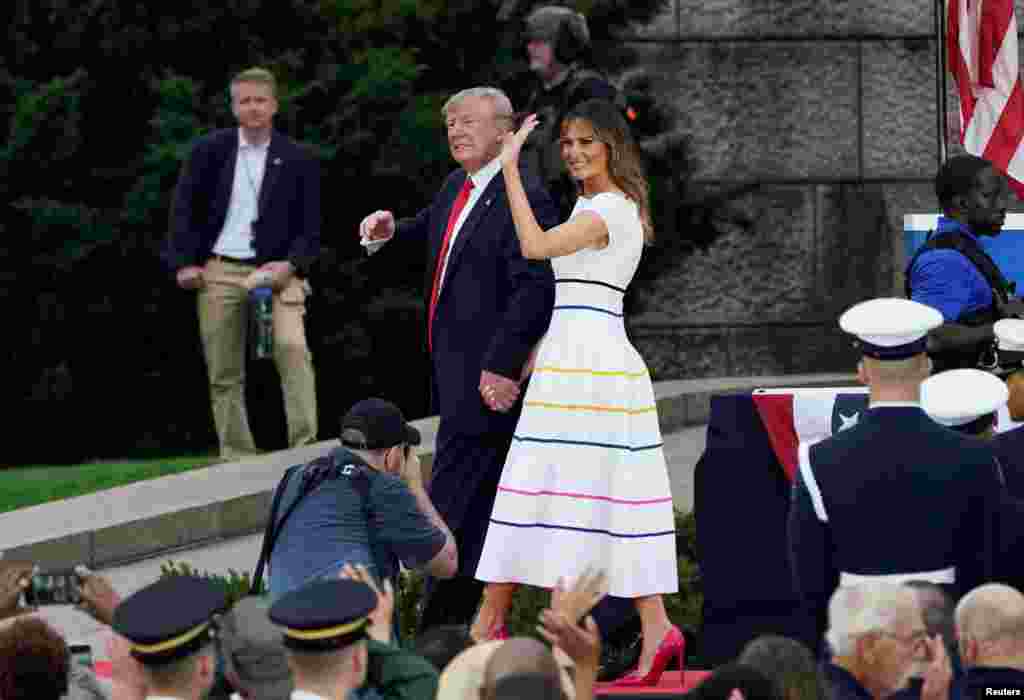 特朗普总统发表独立日讲话后与第一夫人梅拉妮亚离开林肯纪念堂。(2019年7月4日)