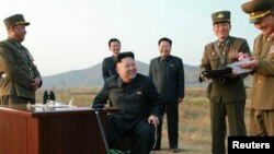 북한 김정은 국방위원회 제1위원장이 지난 9월말 공군 '검열비행훈련'을 참관하는 동안 최룡해 당 비서(가운데 오른쪽)와 오일정 당 부장(가운데 왼쪽)이 밀착 수행하고 있다. 