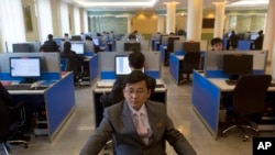 지난해 1월 평양 김일성종합대학 컴퓨터실에서 한 학생이 인터넷 검색을 하고 있다. (자료사진)