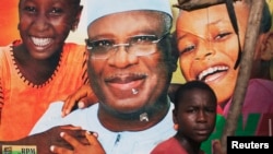 Poster kampanye mantan PM Ibrahim Boubacar Keita di kota Timbuktu, Mali (26/7). Keita sementara unggul dalam pilpres Mali. 