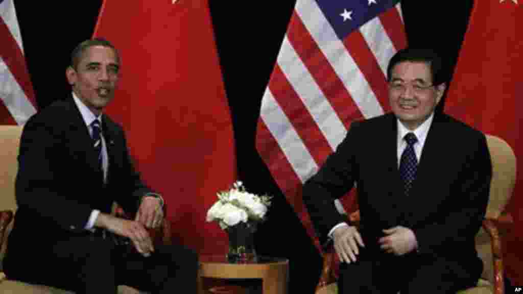 Rais Obama akutana na rais wa China Hu Jintao kando ya mkutano wa G-20 huko Seoul, South Korea, Nov. 11, 2010. (AP Photo/Charles Dharapak)