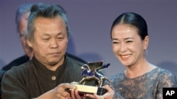 베니스 영화제 최고상인 ‘황금사자상’을 수상한 한국의 김기덕 감독과 여주인공 조민수
