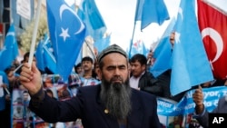 居住在土耳其的维吾尔族社群举着所谓的“东突厥斯坦”的旗帜，抗议中国政府在新疆地区对穆斯林维吾尔人的镇压。(美联社：2018年11月6日)