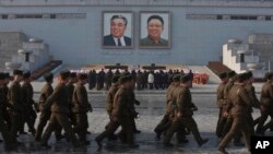 북한 김정일 국방위원장 사망 2주기를 맞은 17일, 평양 김일성 광장의 대형 초상화 아래 참배객들이 모여있다.