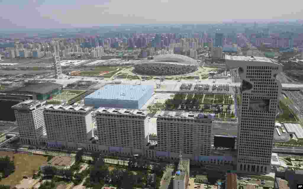 在北京奥林匹克公园，在&ldquo;鸟巢&rdquo;和&ldquo;水立方&rdquo;体育馆附近，5座楼房组成龙形的盘古大观楼群。郭文贵在他发布的视频中指控潘石屹曾经勾结官员，试图抢走他的盘古大观。潘石屹在博文中否认郭文贵的说法，介绍了2006年他和其他几家地产商投标北京的&ldquo;摩根中心&rdquo;，即后来的盘古大观的情况。他写道，2006年5月，&ldquo;北京市政府依法收回了&lsquo;摩根中心&rsquo;土地，要在土地市场上公开拍卖。&hellip;&hellip;当时&lsquo;摩根中心&rsquo;还是个烂尾楼，政府压力很大。我们按照政府规划的要求，做了规划设计并制作了模型去投标。当时政府批准的规划是没有那座高楼的，只有三个板楼。郭文贵建成之后，又多出了一座高楼，不知怎么合法的。&rdquo;