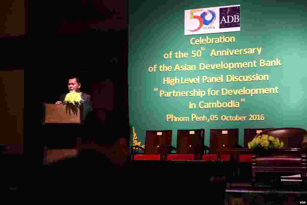 ឯកឧត្តម ផាន់ ផល្លា ​អនុ​រដ្ឋលេខាធិការ​ក្រសួង​សេដ្ឋកិច្ច​និង​ហិរញ្ញវត្ថុ ធ្វើ​បទ​បង្ហាញ​ស្តី​ពី​វឌ្ឍនភាព​នៃ​ម៉ាក្រូ​សេដ្ឋកិច្ច​កម្ពុជា​នៅ​កម្មវិធី​ខួប​គម្រប់​៥០ឆ្នាំ និង​វេទិកា​ពិភាក្សា​កម្រិត​ជាន់​ខ្ពស់​របស់​ធនាគារ​អភិវឌ្ឍ​អាស៊ី​ (ADB)​ នៅ​សណ្ឋាគារ​សូហ្វ៊ី​តែល​ភ្នំ​ពេញ​ភូគីត្រា កាល​ពី​ថ្ងៃ​ទី ០៥ តុលា ២០១៦។ (ទុំ ម្លិះ/VOA)