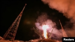 载有美俄宇航员的联盟MS-24飞船从哈萨克斯坦的拜科努尔太空发射场腾空而起，飞入太空，驶向国际空间站。(2023年9月15日)