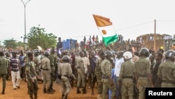 尼日尔军政府支持者在尼亚美法国军事基地前参加示威活动。