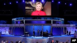 Le candidat présidentiel démocrate Hillary Clinton en image sur un grand écran pour remercier les délégués au cours de la deuxième journée de la Convention nationale démocrate à Philadelphie, le 26 Juillet, 2016.