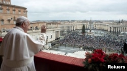 Традиционное рождественское послание Папы Франциска Urbi et Orbi («Городу и миру») с главного балкона базилики Святого Петра в Ватикане, 25 декабря 2021 г. 