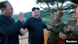 Kim Jong Un, au milieu, avec Ri Pyong Chol, un des experts en balistique nord-coréens, à gauche. Photo non datée publiée par l'Agence KCNA le 15 mai 2017.