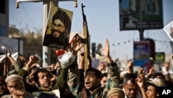 نیروهای حوثی یمن تصویر حسن نصرالله، رهبر حزب الله لبنان را در دست دارند