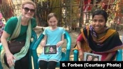 Sasha Forbes (kiri) dan putrinya Maya (9 tahun) seorang anak perempuan (kanan) yang mereka sponsori pendidikannya, di Khulna, Bangladesh, April 2018.