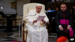 教宗方济各在罗马圣母玛利亚大教堂与主教会议成员一起诵念和平玫瑰经。（2024年10月6日）