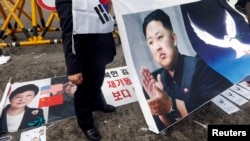 Foto Kim Jong Un dalam demonstrasi anti Korea Utara di Seoul, Korea Selatan (10/4). (Reuters/Lee Jae-won)