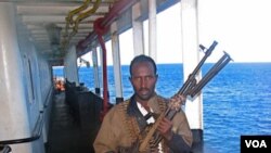 Seorang perompak Somalia di atas kapalnya (foto: dok).