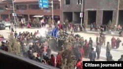 民众围住自焚者多杰仁青的尸体，不让中国当局取走