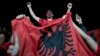 Navijači na trgu u Prištini navijaju za fudbalere Albanije u duelu sa Srbijom u kvalifikacijama za Evropsko prvenstvo 2016 (Foto: AP/Visar Kryeziu)