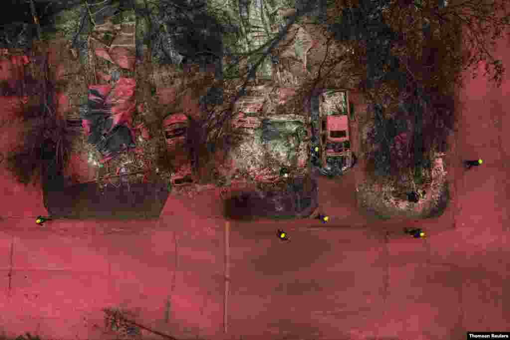 &#39;알메다 화재&#39;로 폐허가 된 미국 오르건주 탤런트 지역에서 구조대가 수색을 하고 있다.