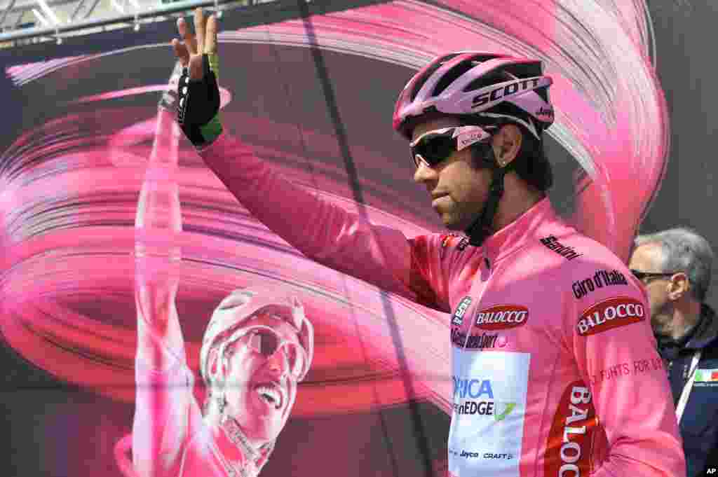 Pebalap sepeda Michael Matthews memberikan salam kepada para penggemarnya sebelum dimulainya tahap keenam Giro d&#39;Italia, perlombaan sepeda tur Italia, dari Sassano ke Montecassino, Italia, 15 April 2014. &nbsp;