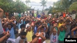 지난달 31일 호주 정부가 운영하던 파푸아뉴기니 마누스섬의 난민수용시설에서 떠나기를 거부하는 수용자들이 폐쇄 조치에 항의하고 있다.