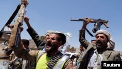 Para pemberontak Syiah Houthi di pinggiran Sana'a, Yaman (foto: dok).