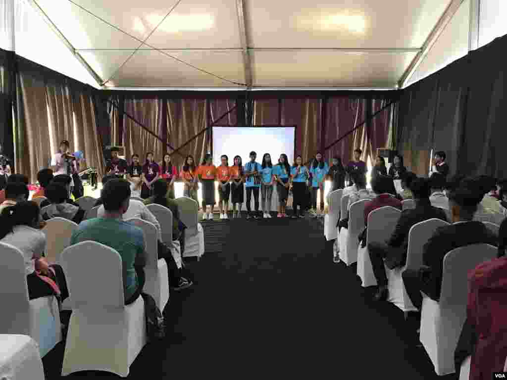 ក្រុម​យុវជន​ចូល​រួម​ប្រកួត​ប្រជែង​ពាន​រង្វាន់ ធ្វើ​បទ​បង្ហាញ​អំពី​វីដេអូ​ដែល​ពួកគេ​ផលិត​ក្នុង​ការ​ប្រកួត ​ក្នុង​ពិធី​​ប្រាព្ធ​ទិវា​សិទ្ធិ​មនុស្ស​អន្តរជាតិ ១០ ធ្នូ ​លើកទី​៧១ នៅ​ពហុ​កីឡា​ដ្ឋាន​ជាតិ​អូឡាំពិក នៅ​ថ្ងៃទី​០៧ ខែ​ធ្នូ ឆ្នាំ​២០១៩។ (កាន់ វិច្ឆិកា/VOA)​