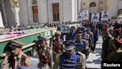 也门胡塞武装2024年1月17日为在美军袭击中丧生的战士举行葬礼。（路透社）