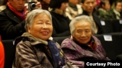 83岁高龄的许医农(右)与姐姐参加去年的一场读书会(网络图片/网友拍摄)