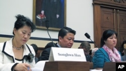 赵真惠(右)在国会作证