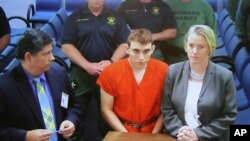 Nikolas Cruz, au centre, comparaissant devant le juge le jeudi 15 février 2018, à Fort Lauderdale, en Floride.