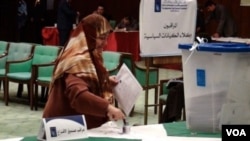 Salah seorang pemilih perempuan Irak di sebuah TPS di Baghdad.