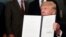 美国总统川普展示他签署的授权调查中国贸易行为的行政备忘录。（2017年8月14日）
