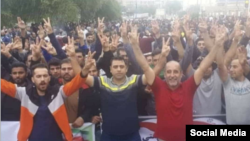 واگذاری کارخانه ها و شرکت ها در سالیان گذشته مشکلات بسیاری را برای کارگران آنها به وجود آورده است. کارگران این واحدها بارها به سیاست خصوصی سازی دولت اعتراض کرده اند. عکس آرشیوی است.