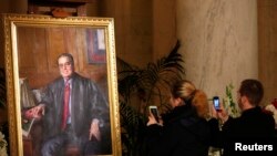 په واشنگټن کې د سترې محکمې په ستر دالان کې یو شمېر خلکو قاضي سکالیه ته د درناوي مراسم په ځای کړل. فبروري ، ١٩، ٢٠١٦ 