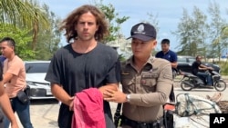 ຕຳຫຼວດ ໄທ ​ຄວບ​ຄຸມ​ຕົວ ​ທ້າວ ແດ​ນຽ​ລ ຊານ​ໂຈ ບ​ຣອ​ນ​ຊາ​ໂລ ກ່ຽວ​ກັບ ຄວາມ​ສົງ​ໄສ​ຄາດ​ຕະ​ກຳ ແລະ ຫັ່ນ​ສົບ​ນັກ​ປາດ​ຊາວ ໂຄ​ລອມ​ເບຍ, 7 ສິງ​ຫາ 2024. AP Photo/Somkeat Ruksaman, File)